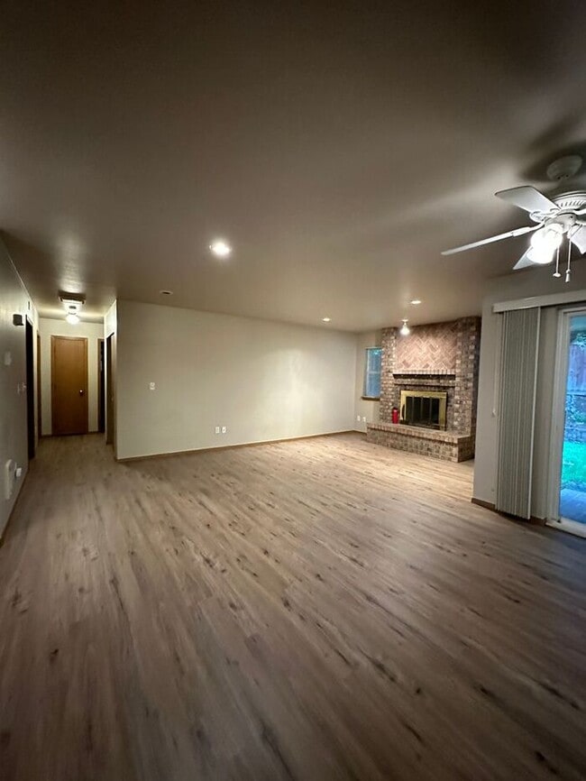 Photo - Nice 2 plus Bedroom 2 Bath Duplex in Puyallup!! Nice Location!!