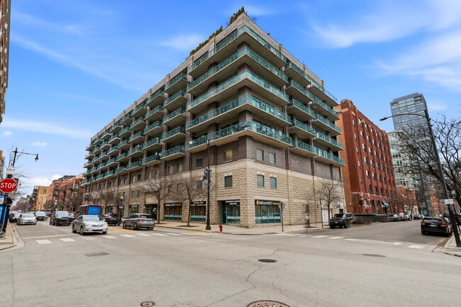 Building Photo - 910 W Madison St Unit 808