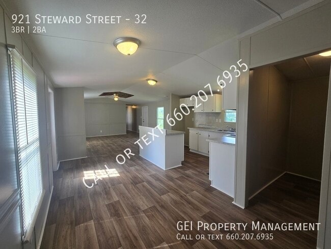 Photo - 921 Steward St