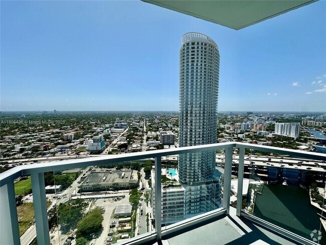 Building Photo - 185 SW 7th St Unit 3901 Rental