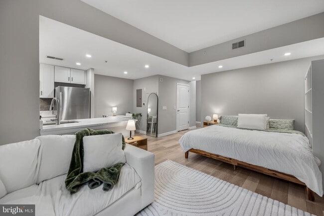 Photo - 1021 N Garfield St Unit B35