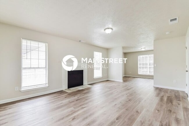 Photo - 3 Bedroom Pet-Friendly Home in Riverdale, GA with Main Street Renewal