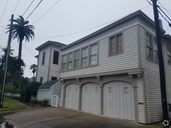 Building Photo - Large 2/1 Garage Apartment Unit 815 12th St.