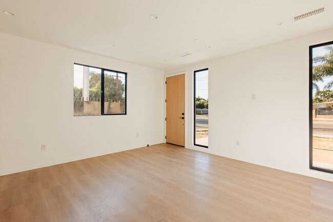 Photo - 17852 Saticoy St