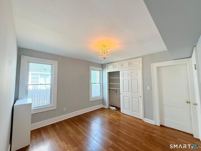 Building Photo - 523 W Taft Ave Unit 1