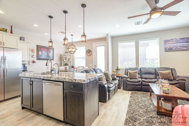 Photo - 325 N Red Stone Rd