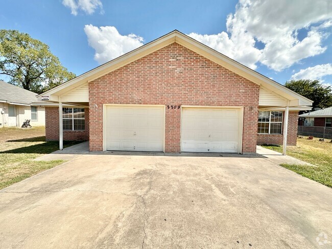 Building Photo - 2209 Indian Trail Unit A Rental