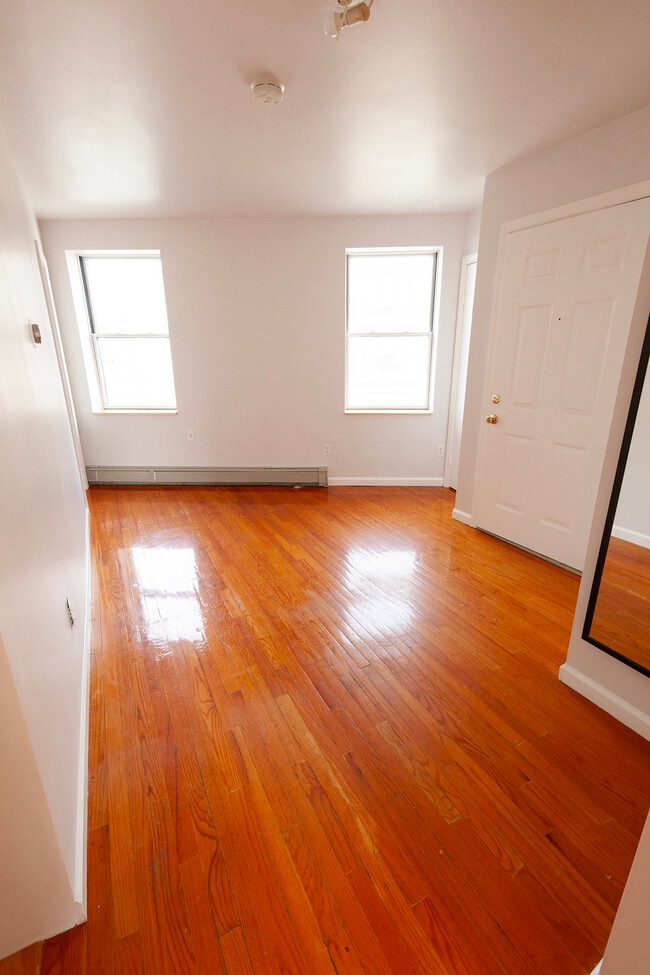 Building Photo - 734 Bergen St Unit 3rd Floor
