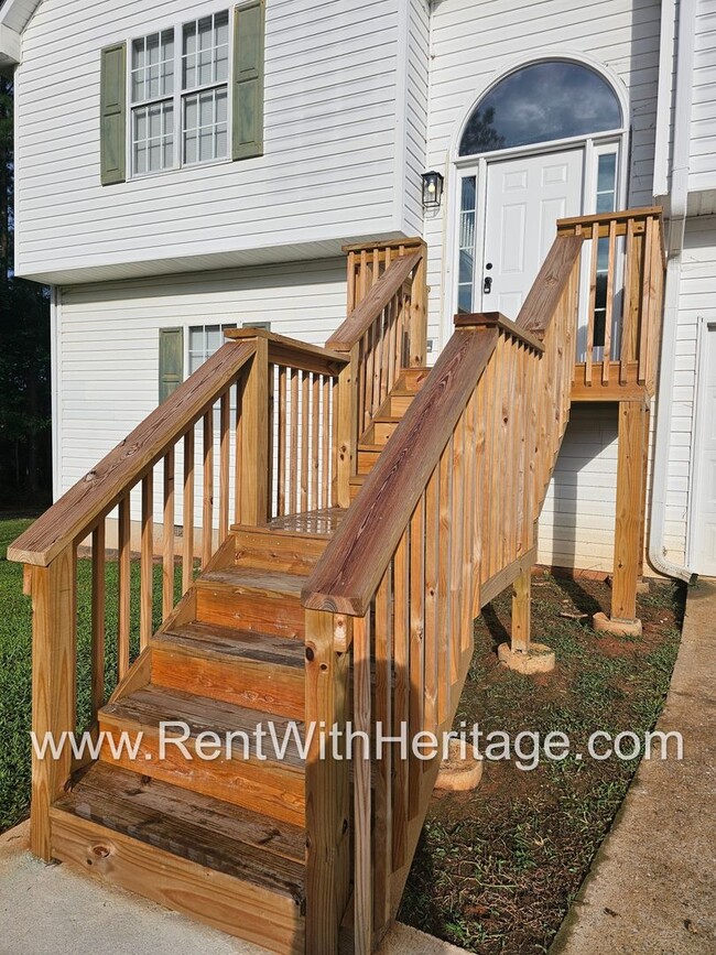 Photo - Gorgeous 5 bedroom/ 3 bath/ Upgrades Galor...