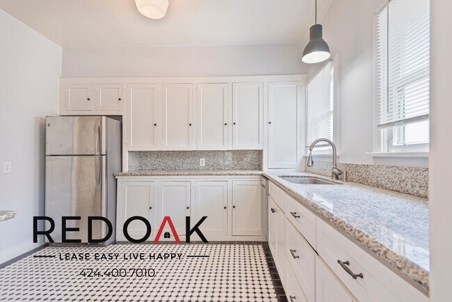 Photo - Absolutely Stunning Top Floor, Two-Bedroom... Unidad 174 1/2