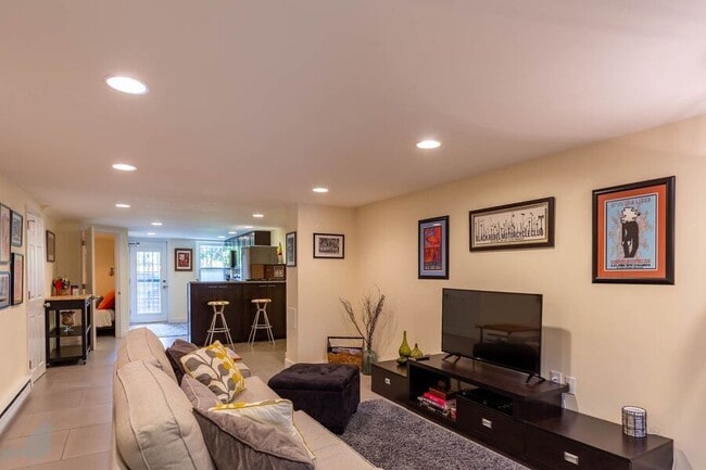 Building Photo - 520 Randolph St NW Unit B Rental