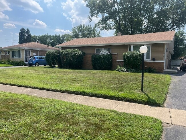 Building Photo - 16146 Cambridge Dr Rental
