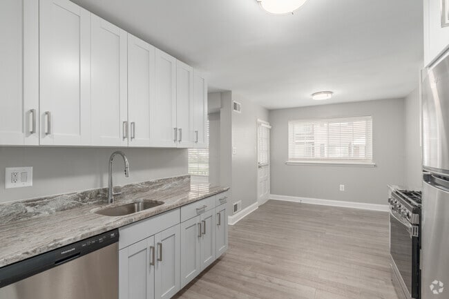 2BR, 2BA - 953SF - Kitchen
