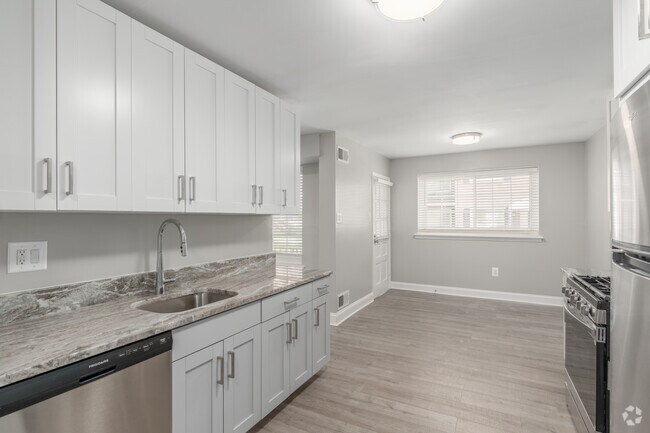 2BR, 2BA - 953SF - Kitchen - Sussex Square