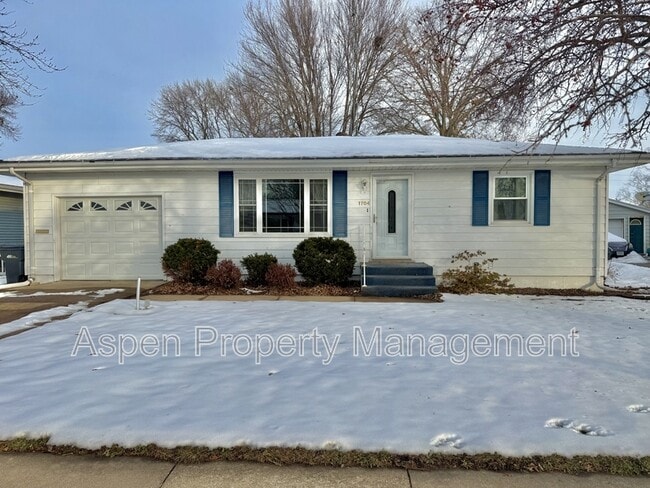 Building Photo - 1704 Parkway Dr