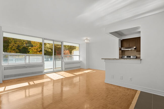 Photo - Four Thousand Yonge Street