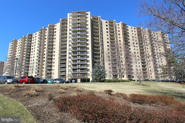 Building Photo - 203 Yoakum Pkwy Unit 219