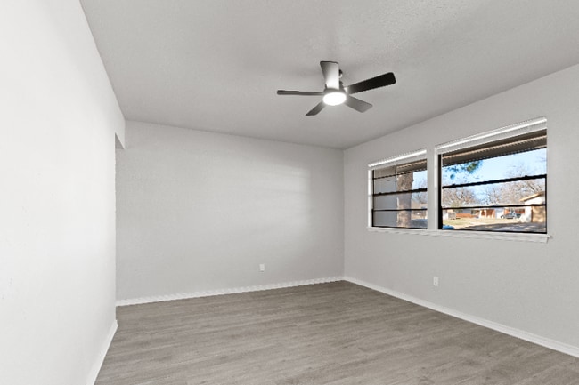 Photo - 1304 Pinewood Ct