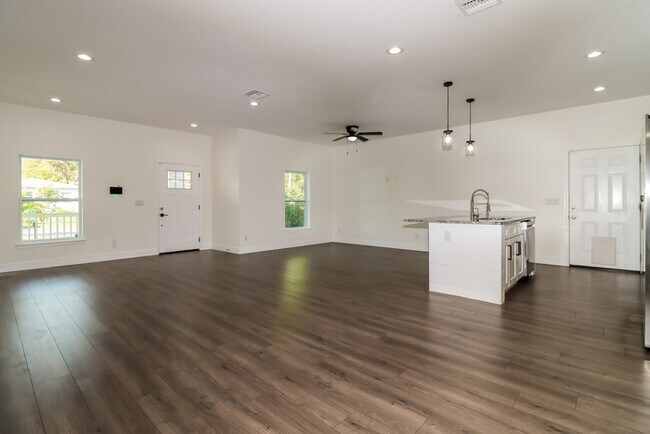 Photo - 2001 E Wood St