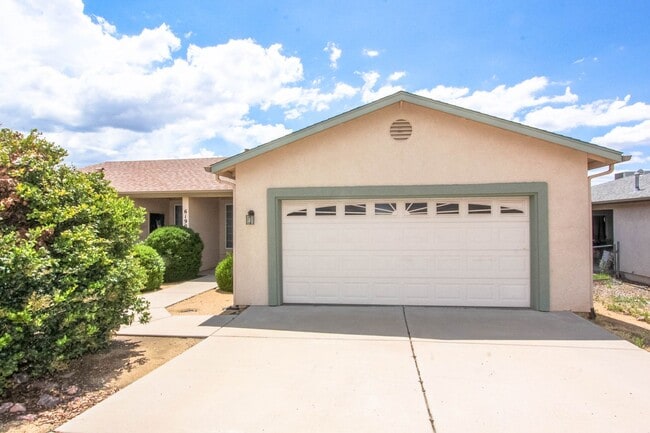 Building Photo - Duplex with 2 car garage