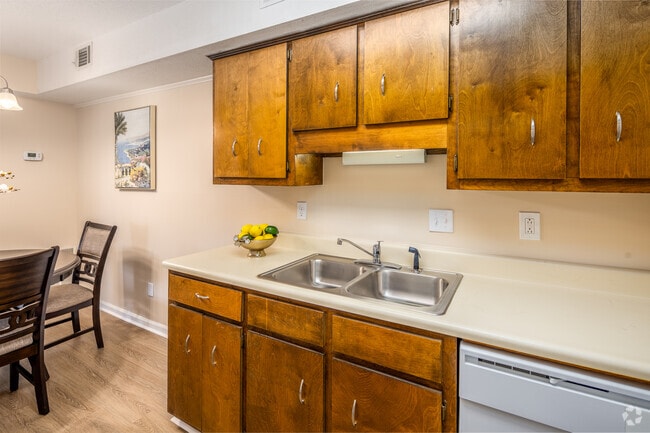 2BR, 2BA - 916SF - Kitchen