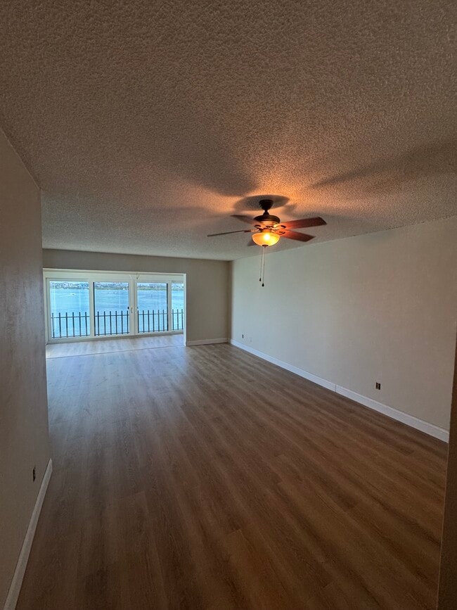 Sala de estar / Comedor - 868 Bayway Blvd Unidad Marina House
