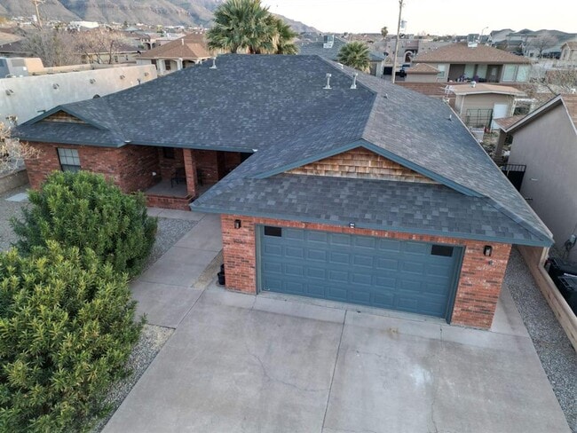 Building Photo - 1022 Mimosa Ave
