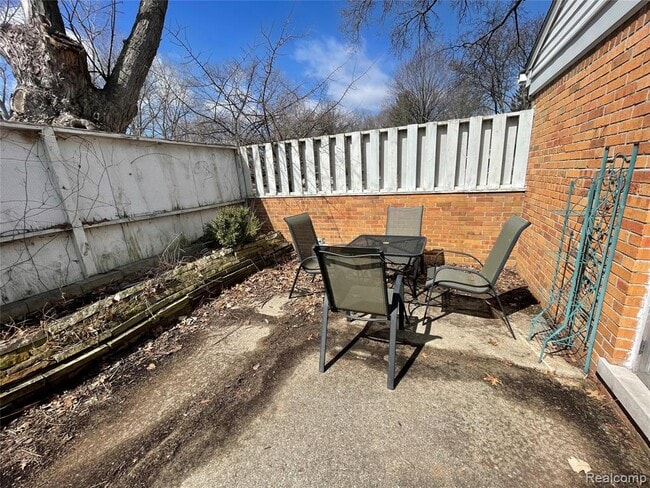 Photo - 38330 Newcastle St