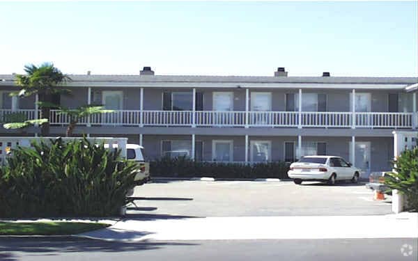 Building Photo - Apartments on Cass St.