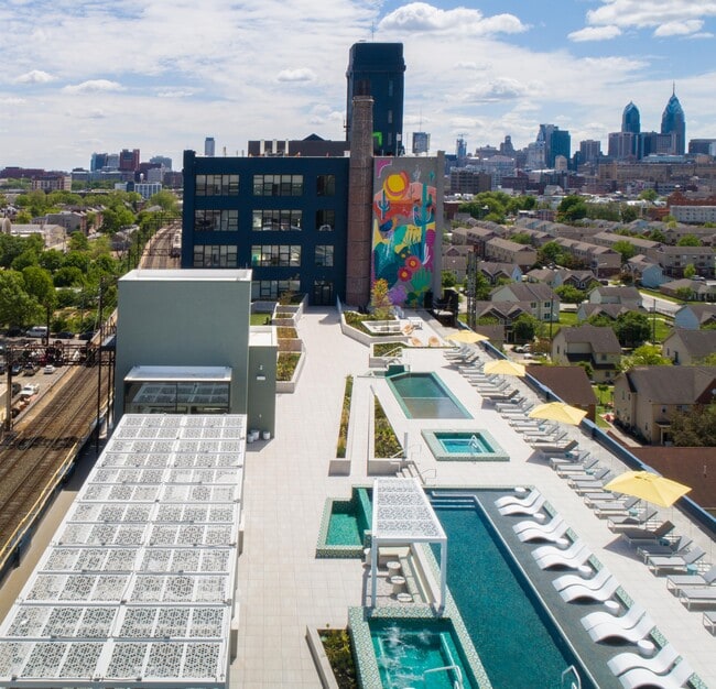 La terraza de la piscina en la azotea de Poplar - The Poplar Apartamentos