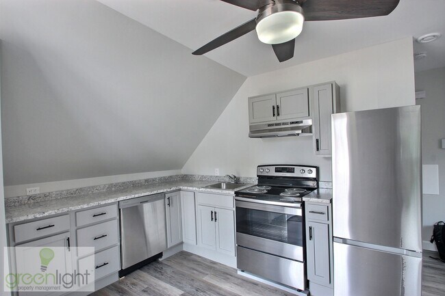 Building Photo - 153 St. George St Unit D