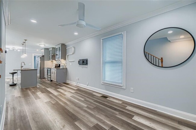 Photo - 677 Ira St SW