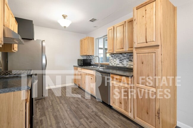 1603 4th St