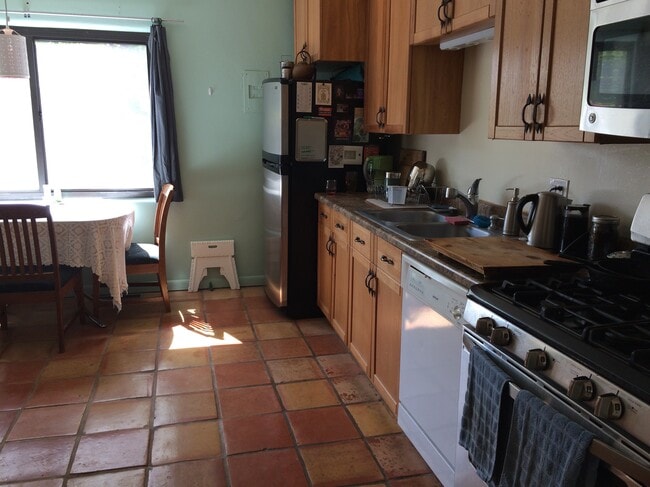 SS fridge w/ice maker, SS chef's 5-burner stove/oven. SS microwave, dishwasher. - 805 Cagua Drive Southeast