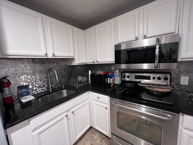 Building Photo - 50 Seymour St