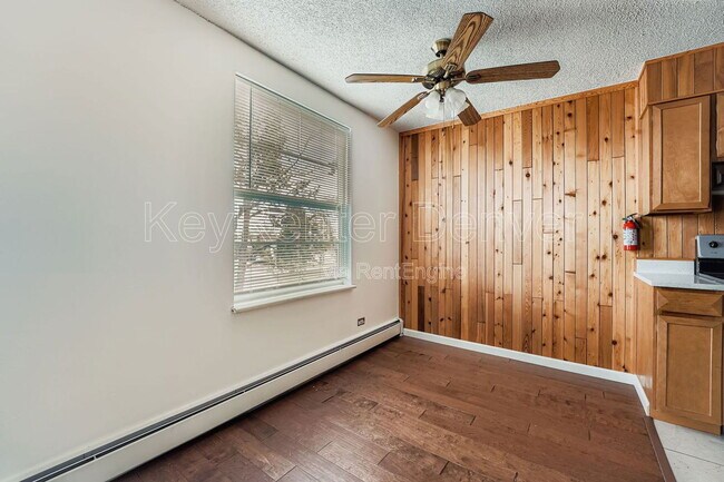 Photo - 2120 S Vaughn Way Unidad 202