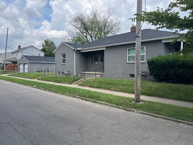 Photo - 652 Woodbury Ave