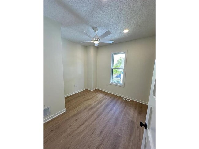 Photo - 152 Winifred St W Unit 2 (Upper)