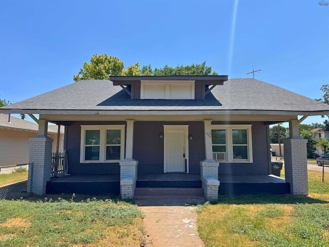 Building Photo - 1009 Monroe St