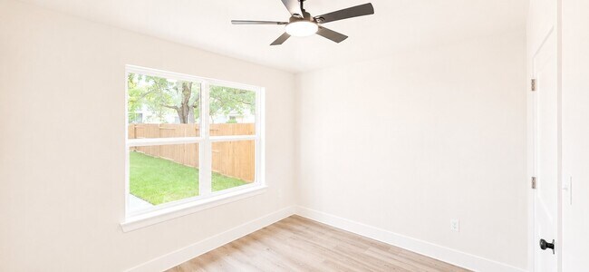 Photo - 142 College St