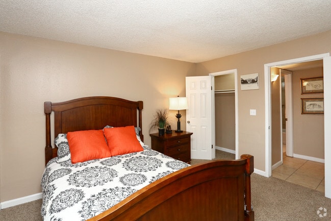 1BR, 1BA - 696SF - Bedroom