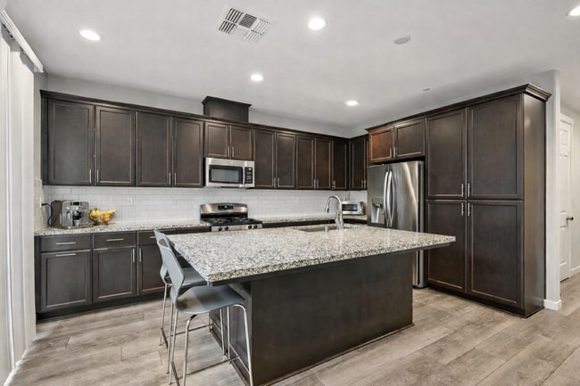 Photo - 816 Wellington Pl