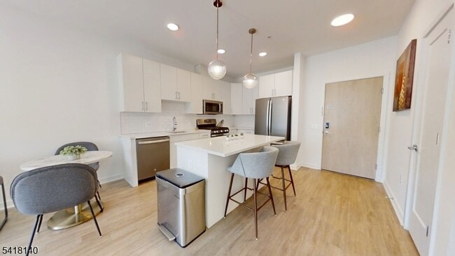 Photo - 1181 Morris Ave Unidad 208