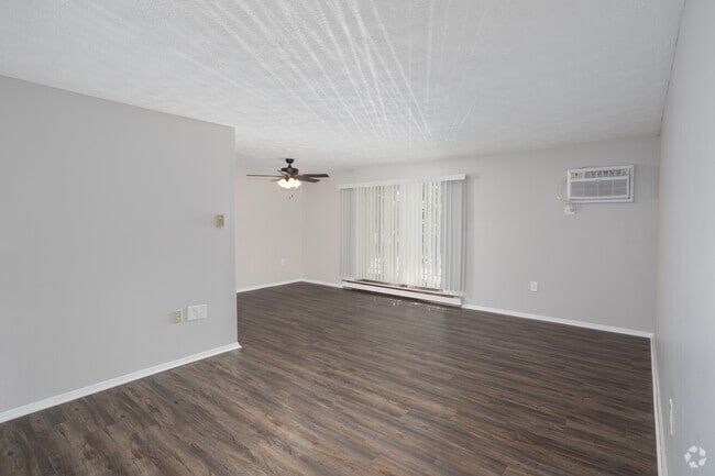 1BR, 1BA - 745SF - Living Room