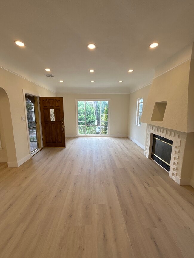 Open living room space with plenty of lighting. - 1062 S Shenandoah St Unit 1062