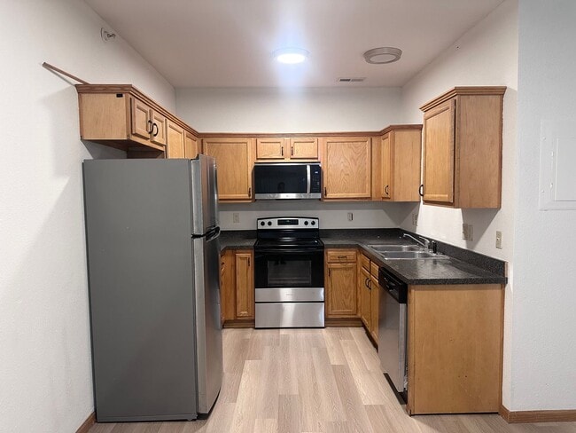 Building Photo - 905 NE Deer Creek Rd Unit 905 Deer Creek Dr