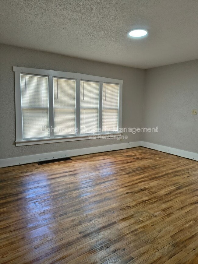 Photo - 3040 Temple St