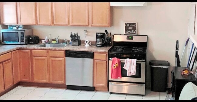 Photo - 3325 N Lakewood Ave Unit GDN