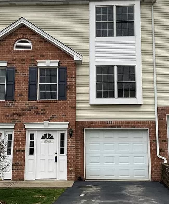 Building Photo - Beautiful 2 Bedroom with an office, 2.5 Ba... Rental