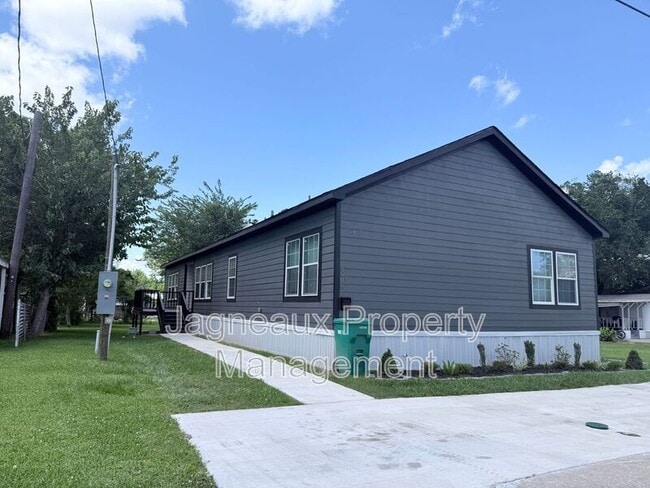Building Photo - 816 Shady Ln